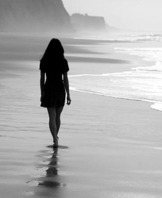 Dilo con una imagen - Página 16 Caminando-a-las-orillas-de-la-playa-con-mi-soledad